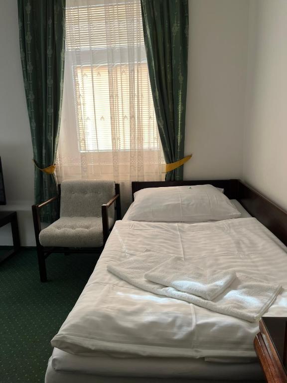 Uma cama ou camas num quarto em Hotel Omega Brno