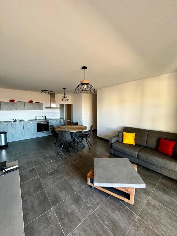 un salon avec un canapé et une table dans l'établissement Appartement Rossignol, à Saint-Florent