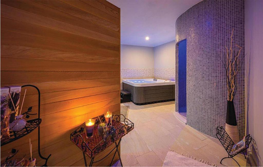 Łóżko lub łóżka w pokoju w obiekcie Cozy Apartment In Labin With Sauna
