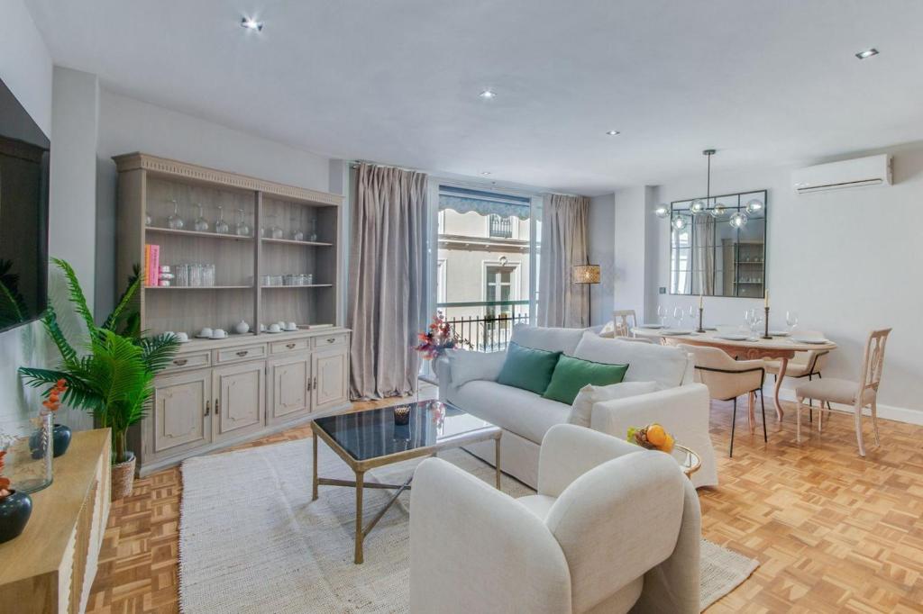 un soggiorno con un divano e un tavolo di Cervantes Luxury Apartment a Málaga