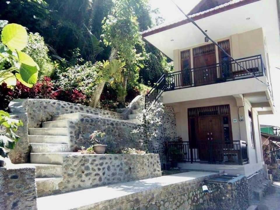 een huis met een stenen trap ervoor bij Bukit Lawang in Bukit Lawang