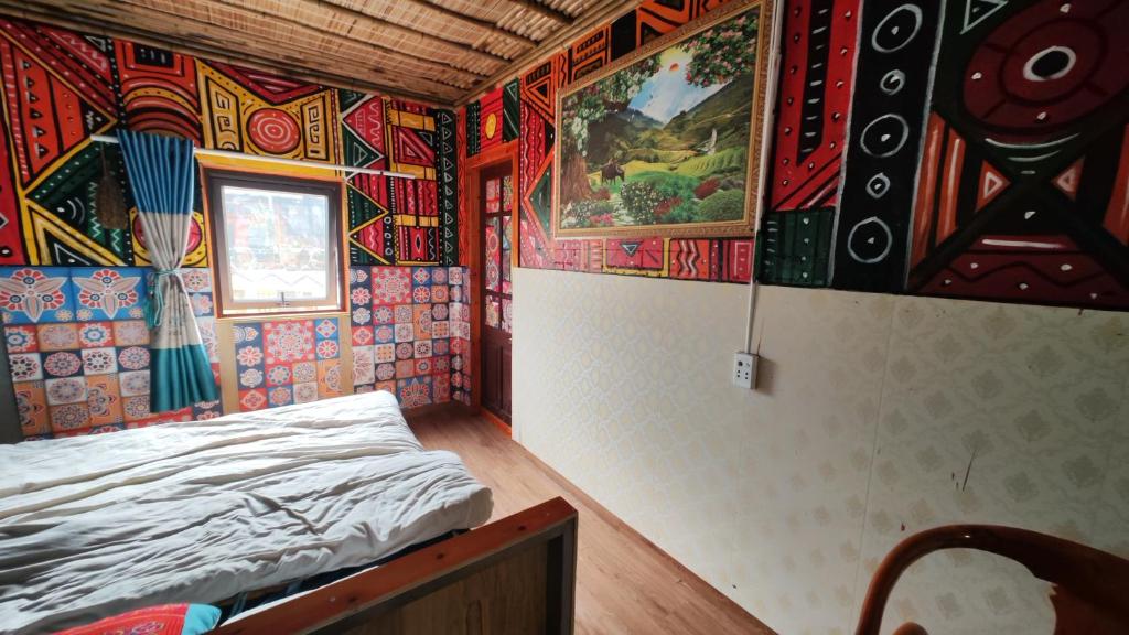 una camera con un letto in una stanza con pareti colorate di De hemp homestay a Lao Cai