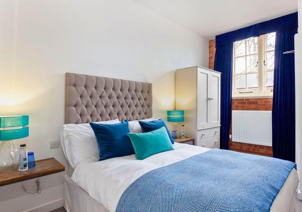 Giường trong phòng chung tại Bowen-Buscarlet (Large Suite) at Bicester Heritage