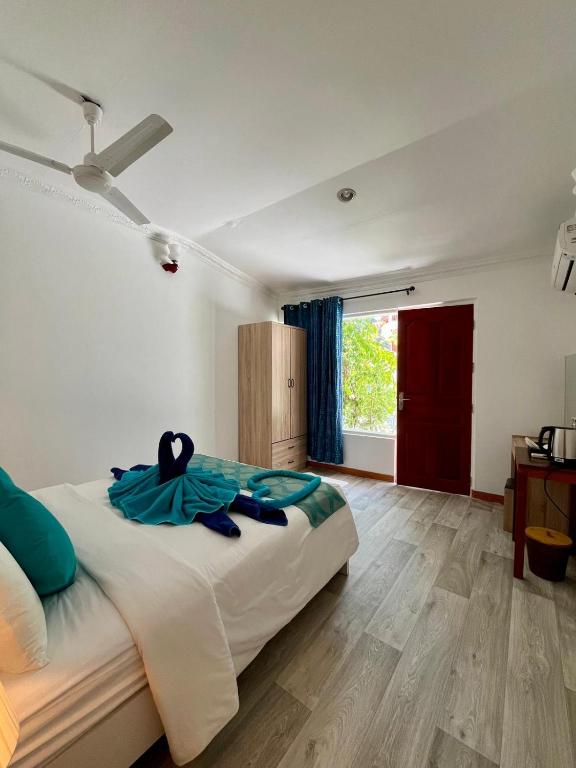 Postel nebo postele na pokoji v ubytování Ithaa Dhigurah Maldives