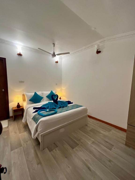 Postel nebo postele na pokoji v ubytování Ithaa Dhigurah Maldives