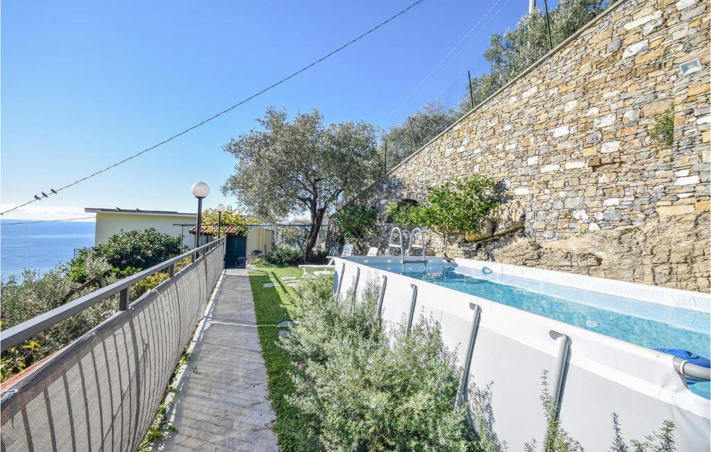 レッコにあるBeautiful Apartment In Recco With Wifiのスイミングプール付き家