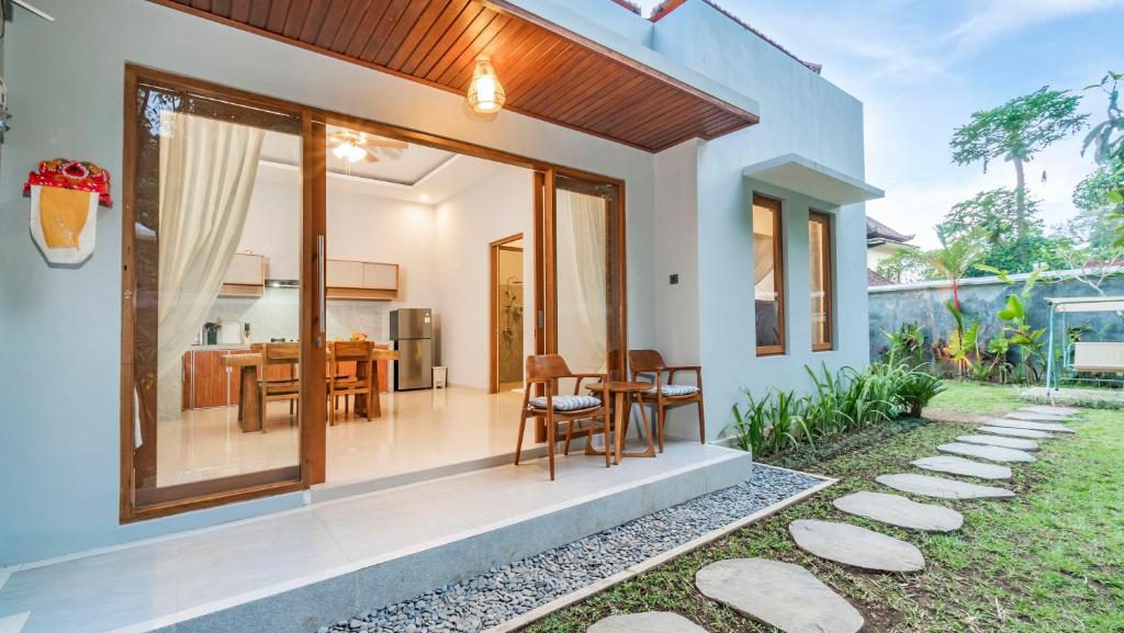 a home with a view of the dining room and living room at Suweca House in Ubud