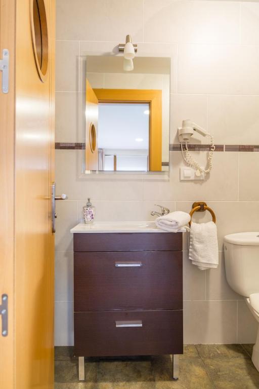 Kúpeľňa v ubytovaní Apartamentos Playa De Cóbreces