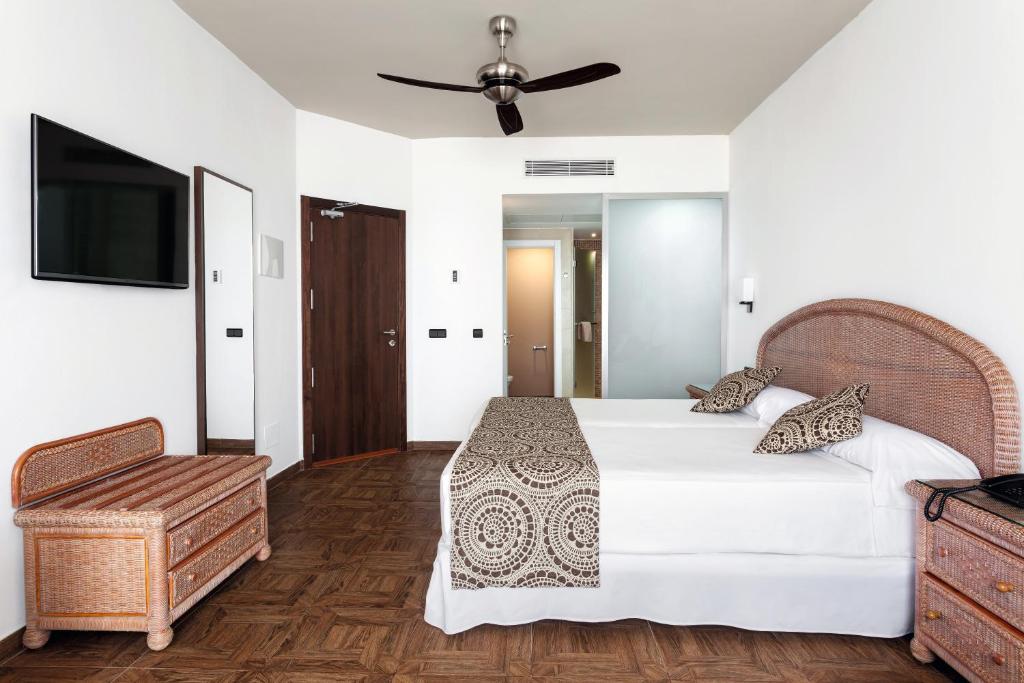 Postel nebo postele na pokoji v ubytování Hotel Riu Touareg - All Inclusive