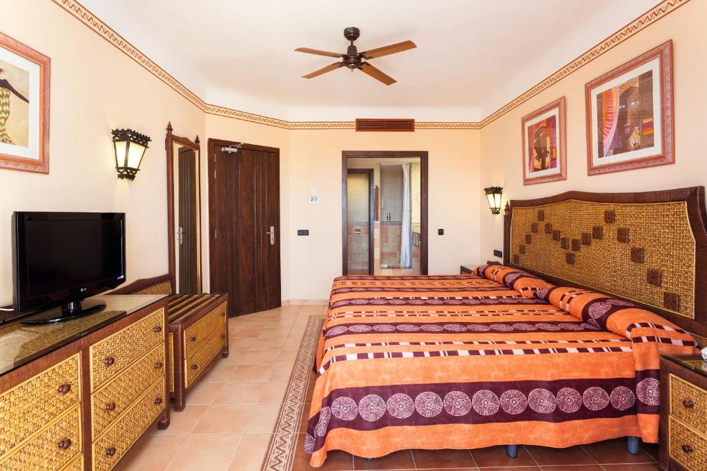 TV a/nebo společenská místnost v ubytování Hotel Riu Touareg - All Inclusive