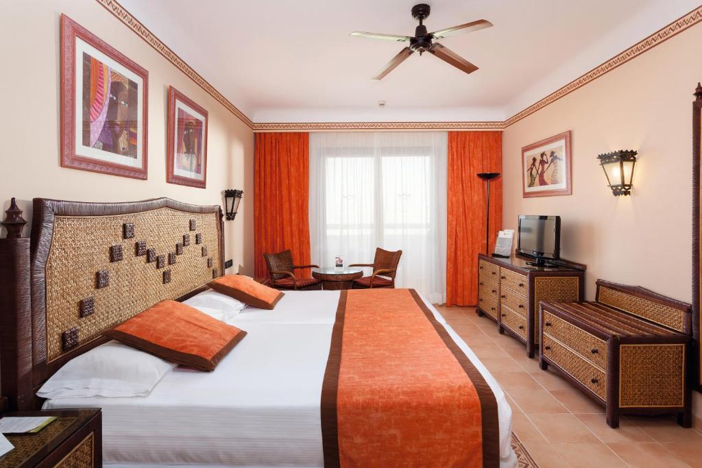 Postel nebo postele na pokoji v ubytování Hotel Riu Touareg - All Inclusive