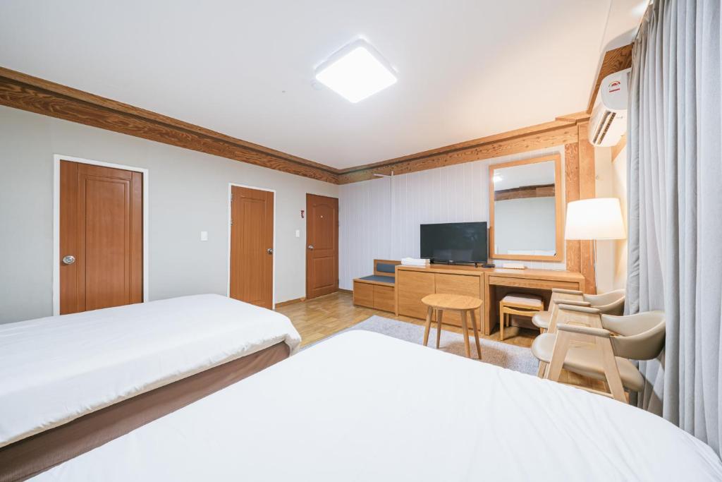 TV a/nebo společenská místnost v ubytování Jeju Miracle Hotel