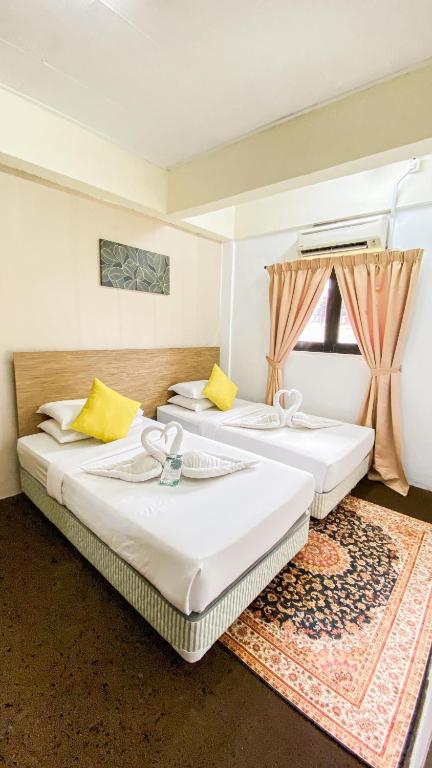 Postel nebo postele na pokoji v ubytování Lovita Tanjung Bidara Beach Resort
