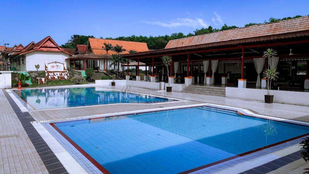 Bazén v ubytování Lovita Tanjung Bidara Beach Resort nebo v jeho okolí