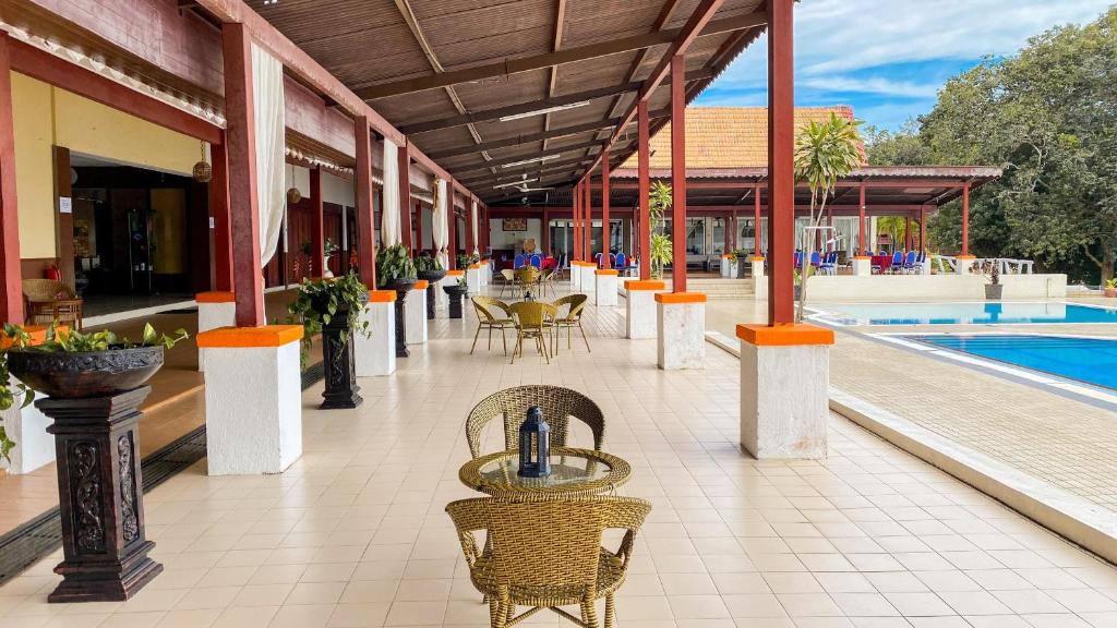 Bazén v ubytování Lovita Tanjung Bidara Beach Resort nebo v jeho okolí