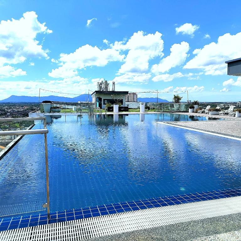 Πισίνα στο ή κοντά στο Kozi Square Kuching