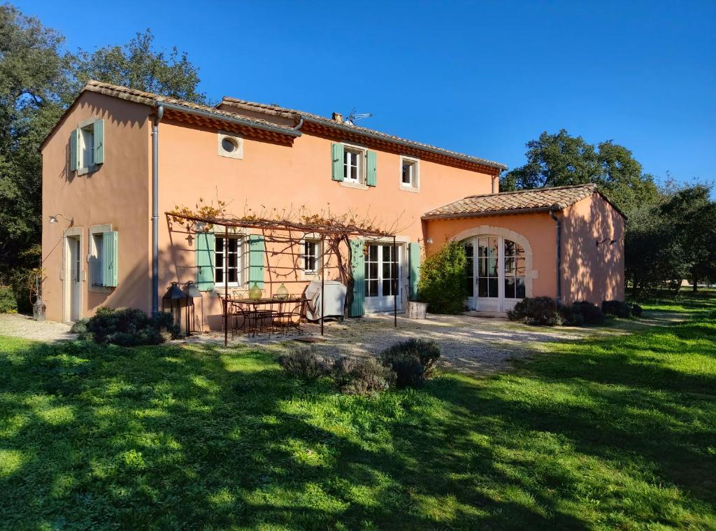 une grande maison avec une cour en face dans l'établissement BASTIDE Neissoun, à Richerenches