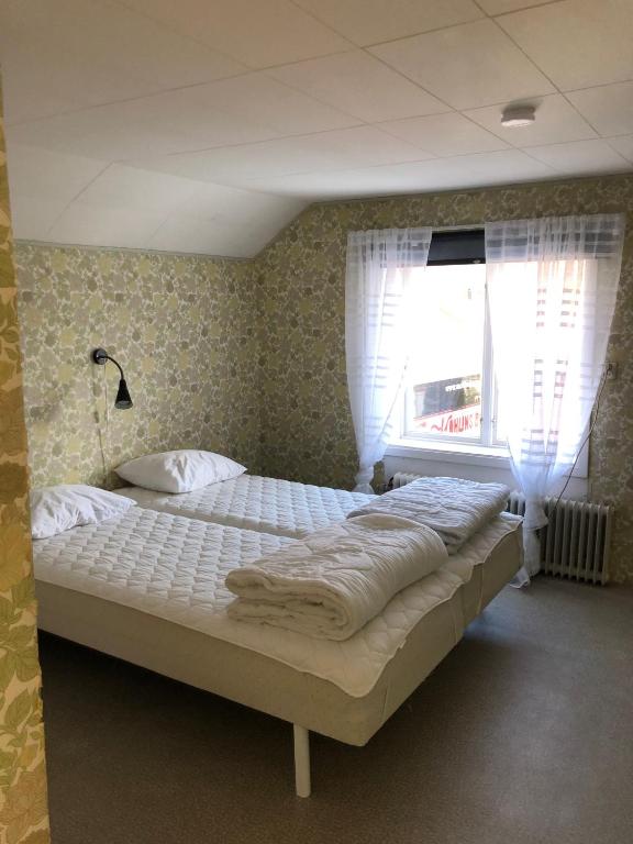 Postel nebo postele na pokoji v ubytování Strandvägen 6A Ragnhild