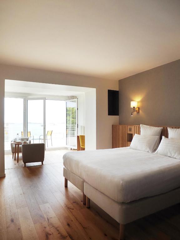 Postel nebo postele na pokoji v ubytování Logis Hôtel de Carantec