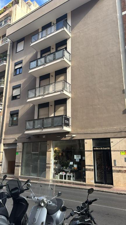 un par de motocicletas estacionadas frente a un edificio en Futura Exclusive Suite 1, en Bari