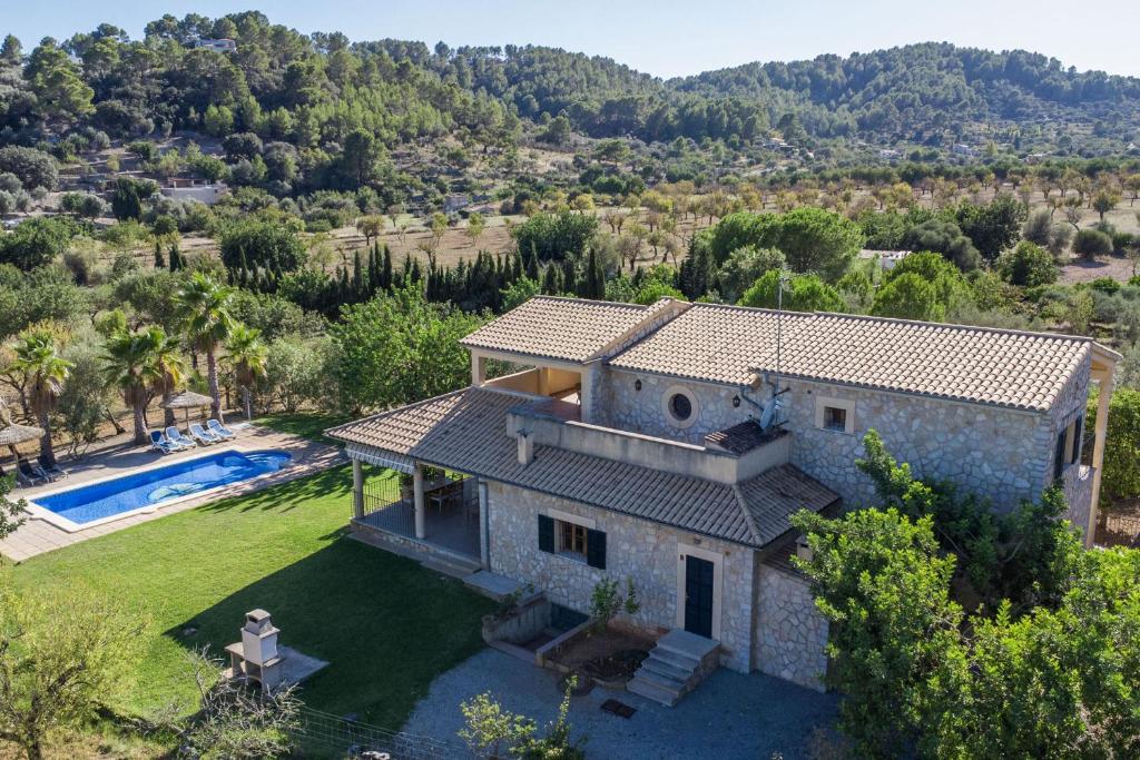 een luchtfoto van een villa met zwembad bij Villa Cas Mestre in Selva