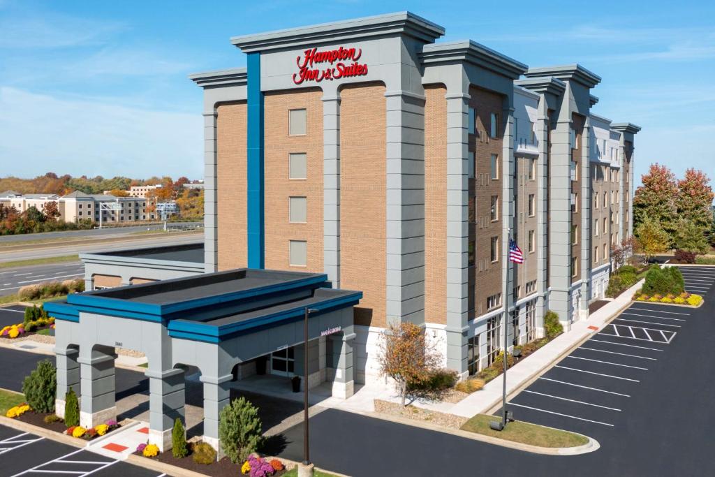 Hampton Inn & Suites Cleveland-Beachwood photo