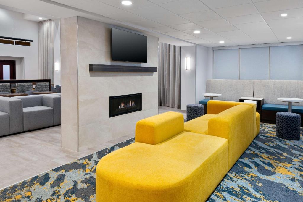 Hampton Inn & Suites Cleveland-Beachwood photo