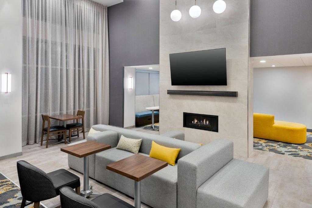 Hampton Inn & Suites Cleveland-Beachwood photo