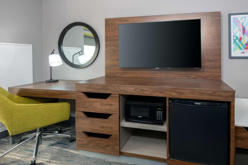 Hampton Inn & Suites Cleveland-Beachwood - Habitación Con Cama Extragrande - No Fumadores
