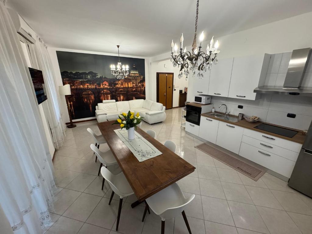 Una cocina y una sala de estar con mesa y sillas. en Vacanze Romane Apartment in Rome, en Roma