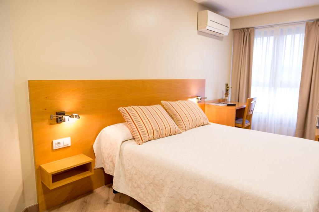 Posteľ alebo postele v izbe v ubytovaní Apartamentos Playa De Cóbreces
