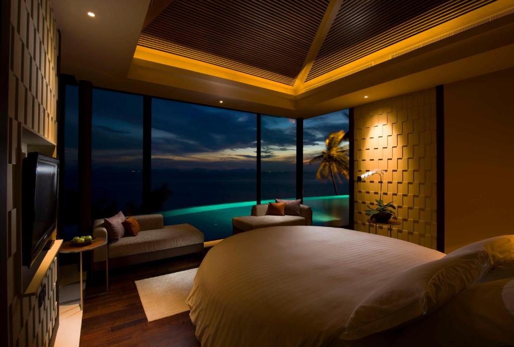 سرير أو أسرّة في غرفة في Conrad Koh Samui