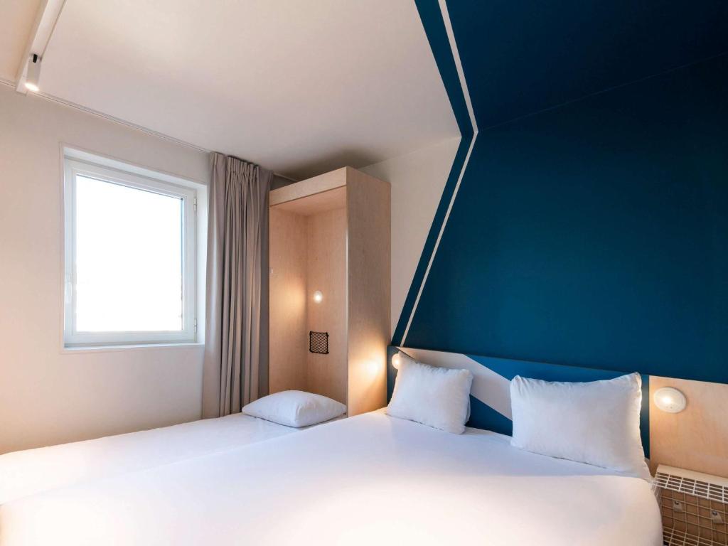 Postel nebo postele na pokoji v ubytování ibis budget Lyon Centre Confluence
