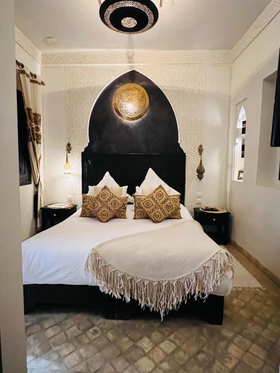 Postel nebo postele na pokoji v ubytování Riad Rêve d'Or