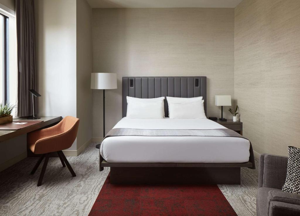 Postel nebo postele na pokoji v ubytování THesis Hotel Miami Coral Gables, Curio Collection by Hilton