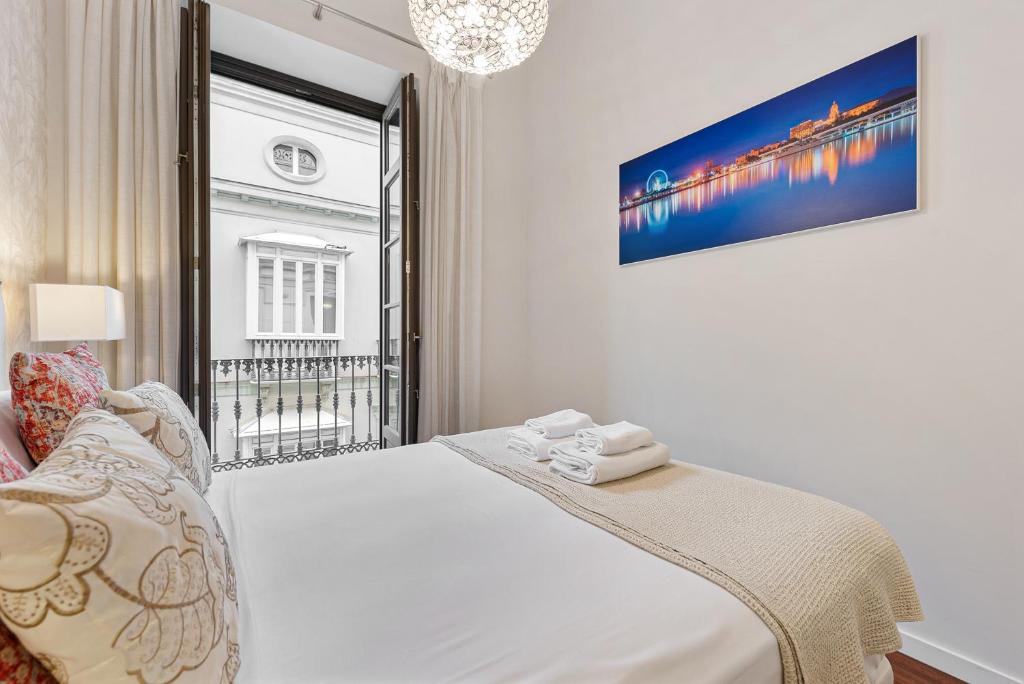 biała sypialnia z łóżkiem i oknem w obiekcie Stay U-nique Apartment Sebastián Souvirón w Maladze
