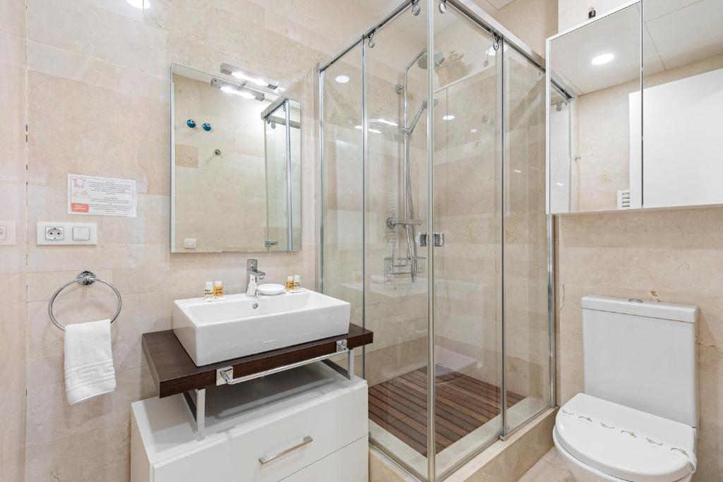 łazienka z umywalką i prysznicem w obiekcie Stay U-nique Apartment Sebastián Souvirón w Maladze