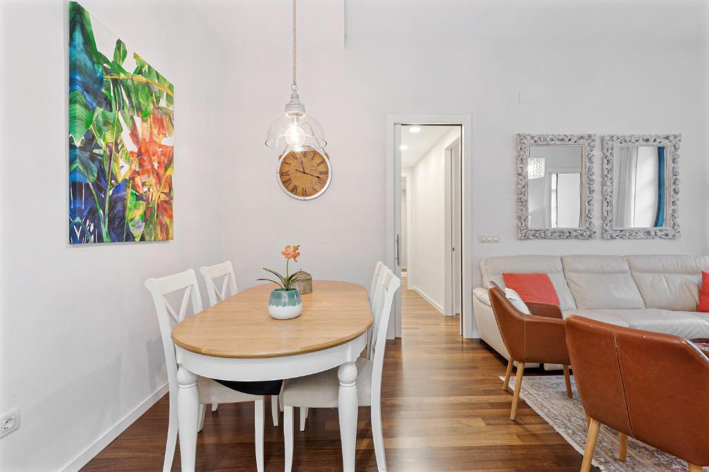 jadalnia i salon ze stołem i kanapą w obiekcie Stay U-nique Apartment Sebastián Souvirón w Maladze