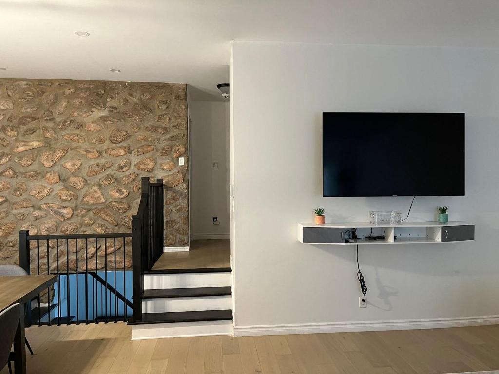TV a/nebo společenská místnost v ubytování Vacation House central location from anywhere in Montreal