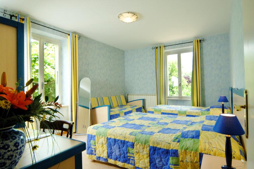Postel nebo postele na pokoji v ubytování Logis Hotel Des Voyageurs Restaurant La Bonne Tabl'Hay