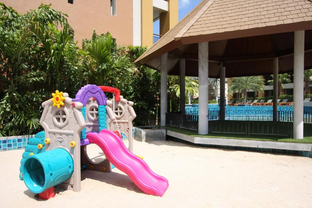Ein Kinderspielbereich in der Unterkunft Rawai Palm Beach Resort - SHA Extra Plus