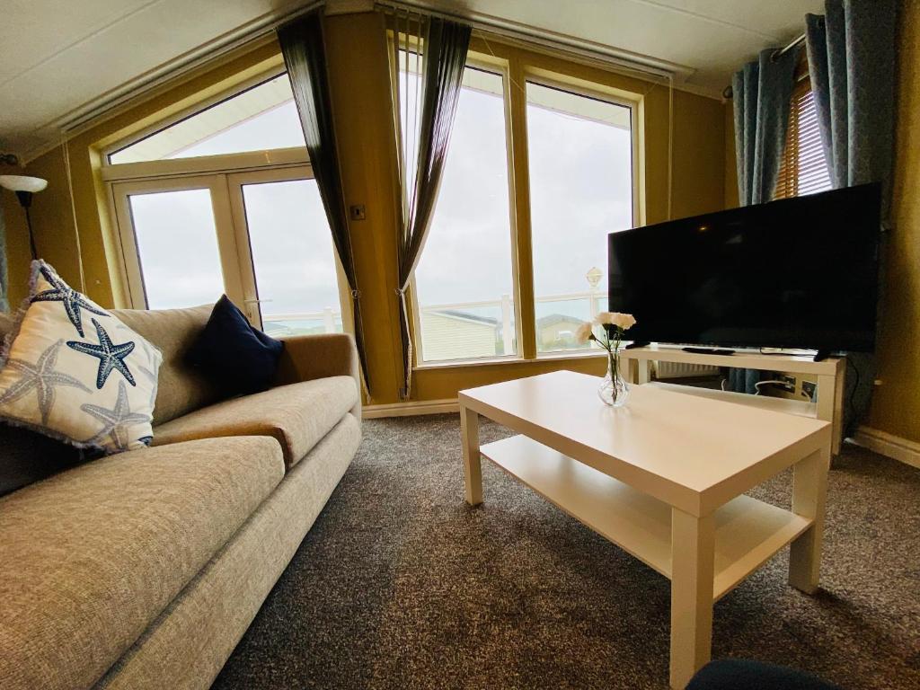 TV a/nebo společenská místnost v ubytování A Seaview Luxury Lodge at Kestral Haven