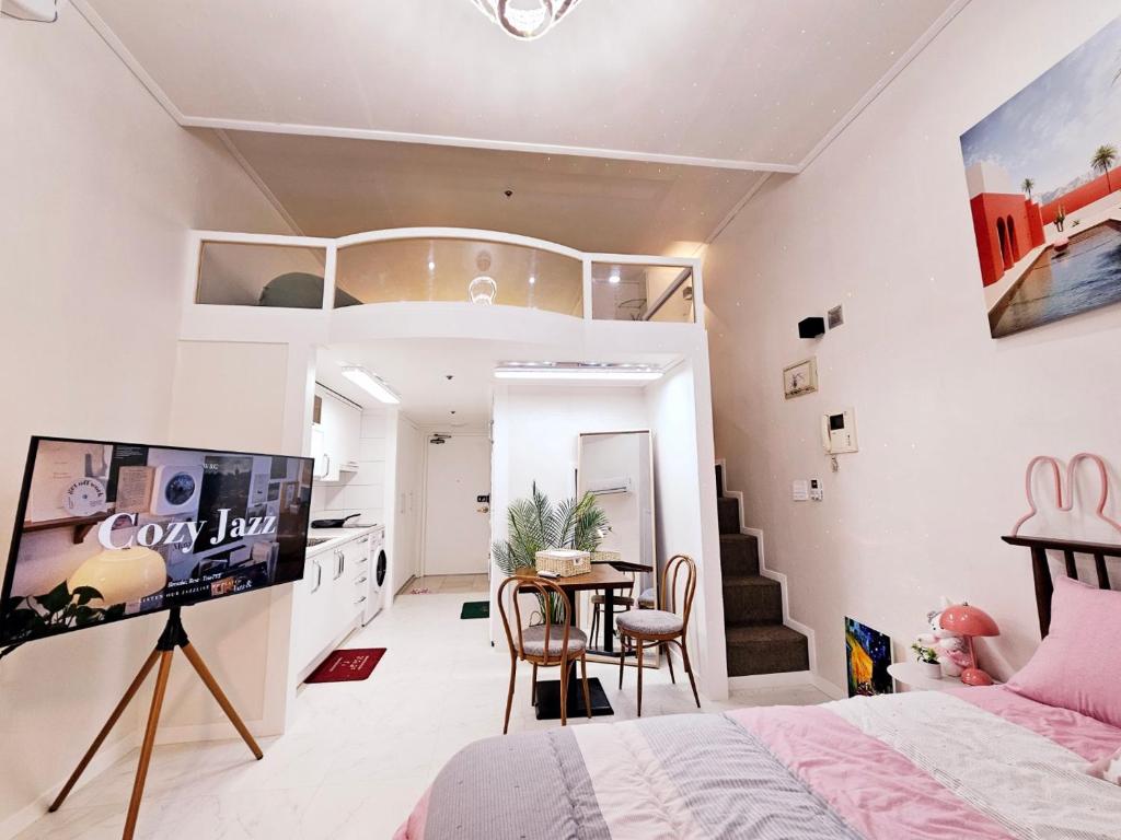 a bedroom with a bed and a dining room at 인천시청 길병원 인천터미널역 롯데백화점 앞 인기숙소 in Incheon