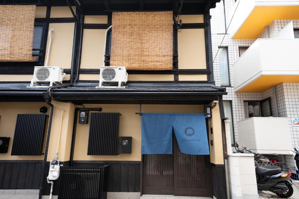 NishinotōindōriにあるJPRESERVE Fujiのスピーカー2台付きの建物