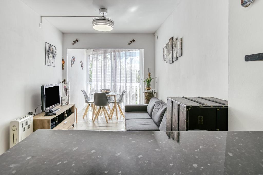 - un salon avec un comptoir et une télévision dans l'établissement Bord de mer Empuriabrava, à Empuriabrava