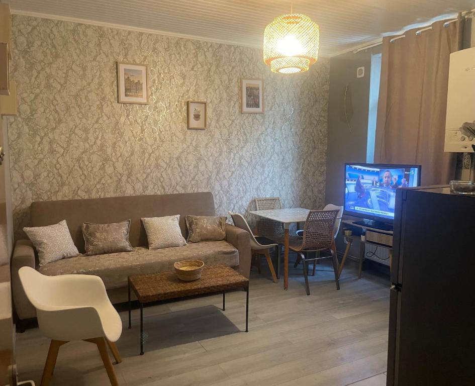 TV a/nebo společenská místnost v ubytování Appartement Familial PARIS PORTE LA VILETTE