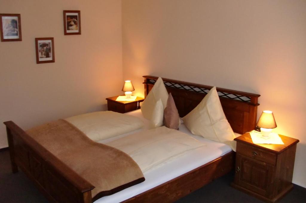 a bedroom with a bed with two lamps on tables at Gästehaus Mietz in Bad Neuenahr-Ahrweiler