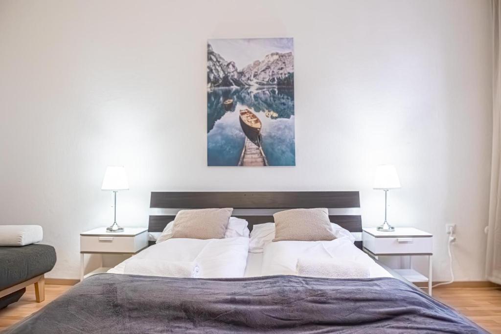 Łóżko lub łóżka w pokoju w obiekcie Delightful 2BR Apt.-Near Wiener Stadthalle