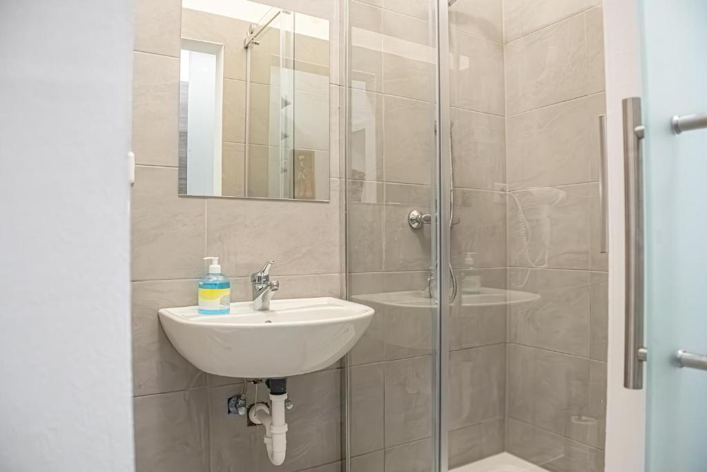 łazienka z umywalką i prysznicem w obiekcie Delightful 2BR Apt.-Near Wiener Stadthalle w Wiedniu