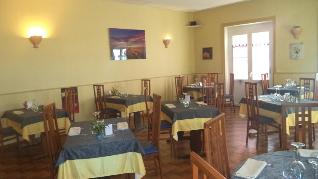 Restaurace v ubytování Logis Hotel Des Voyageurs Restaurant La Bonne Tabl'Hay